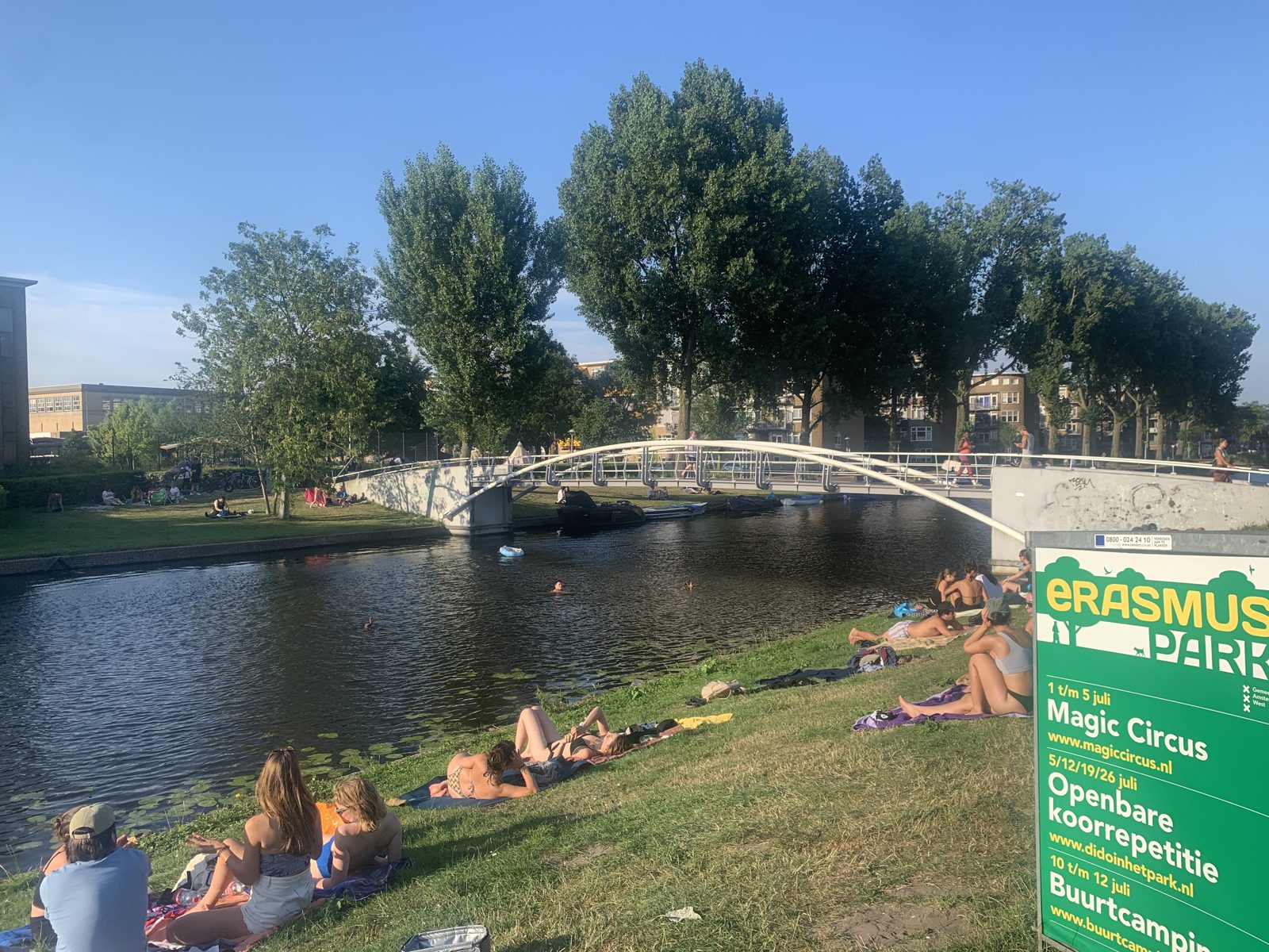 Evening swimmers and sunbathers at the Erasmusgracht by Erasmuspark